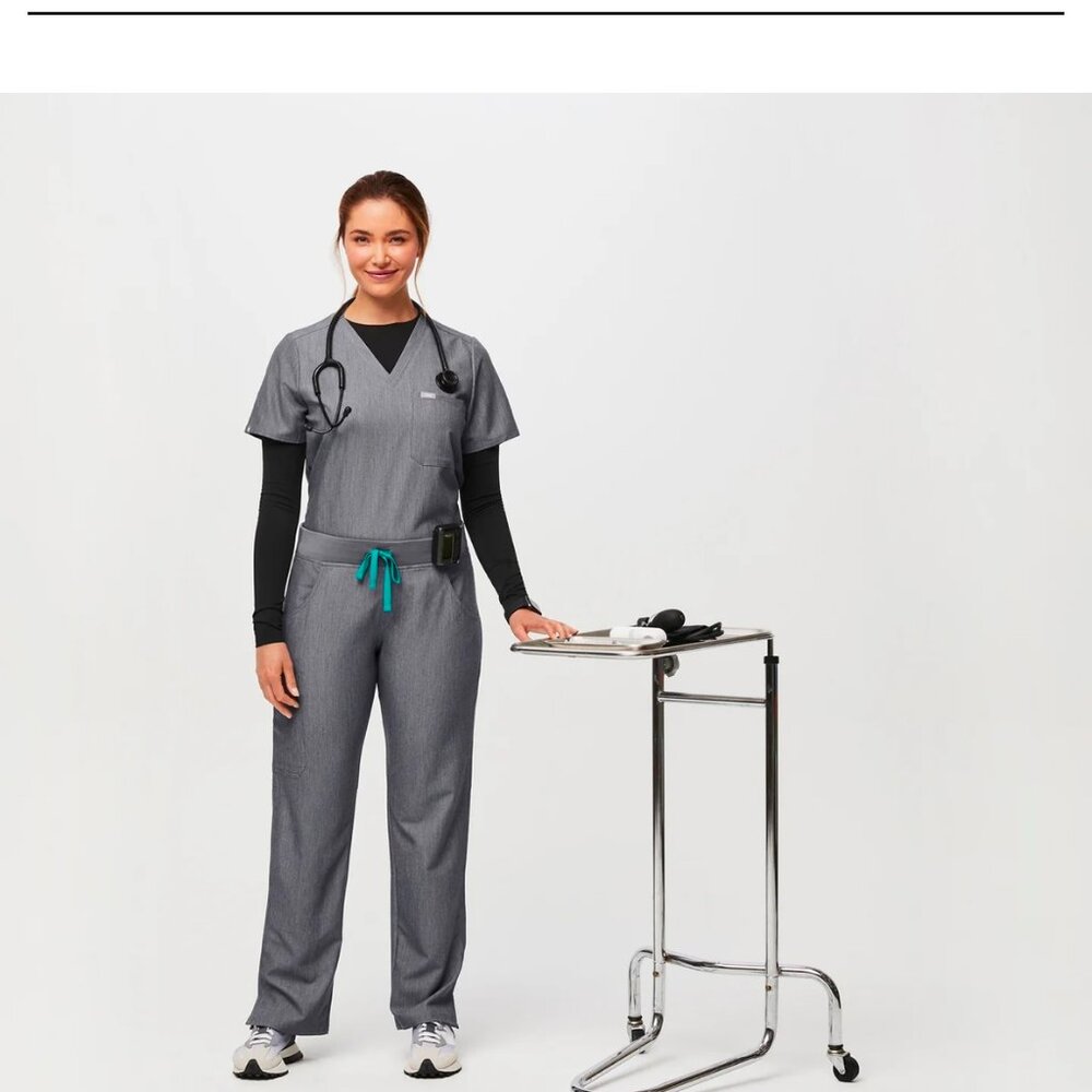 FIGS Women's Scrubs - Picture 6 of 7